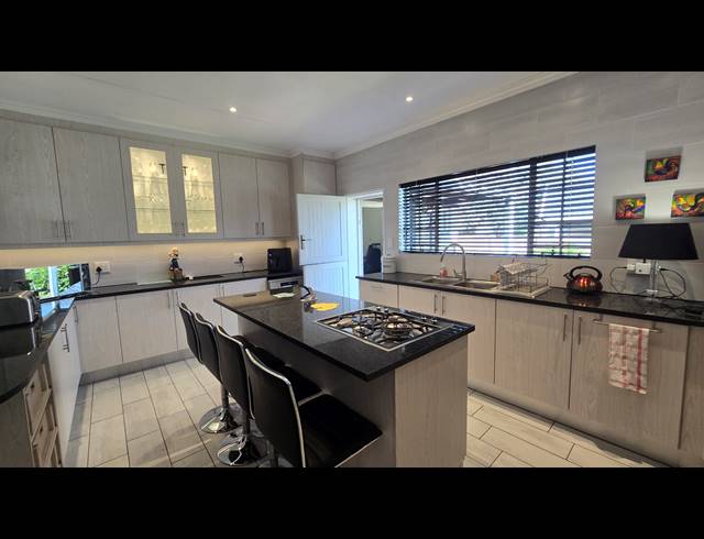3 BEDROOM FREEHOLD FOR SALE IN BRACKENDOWNS